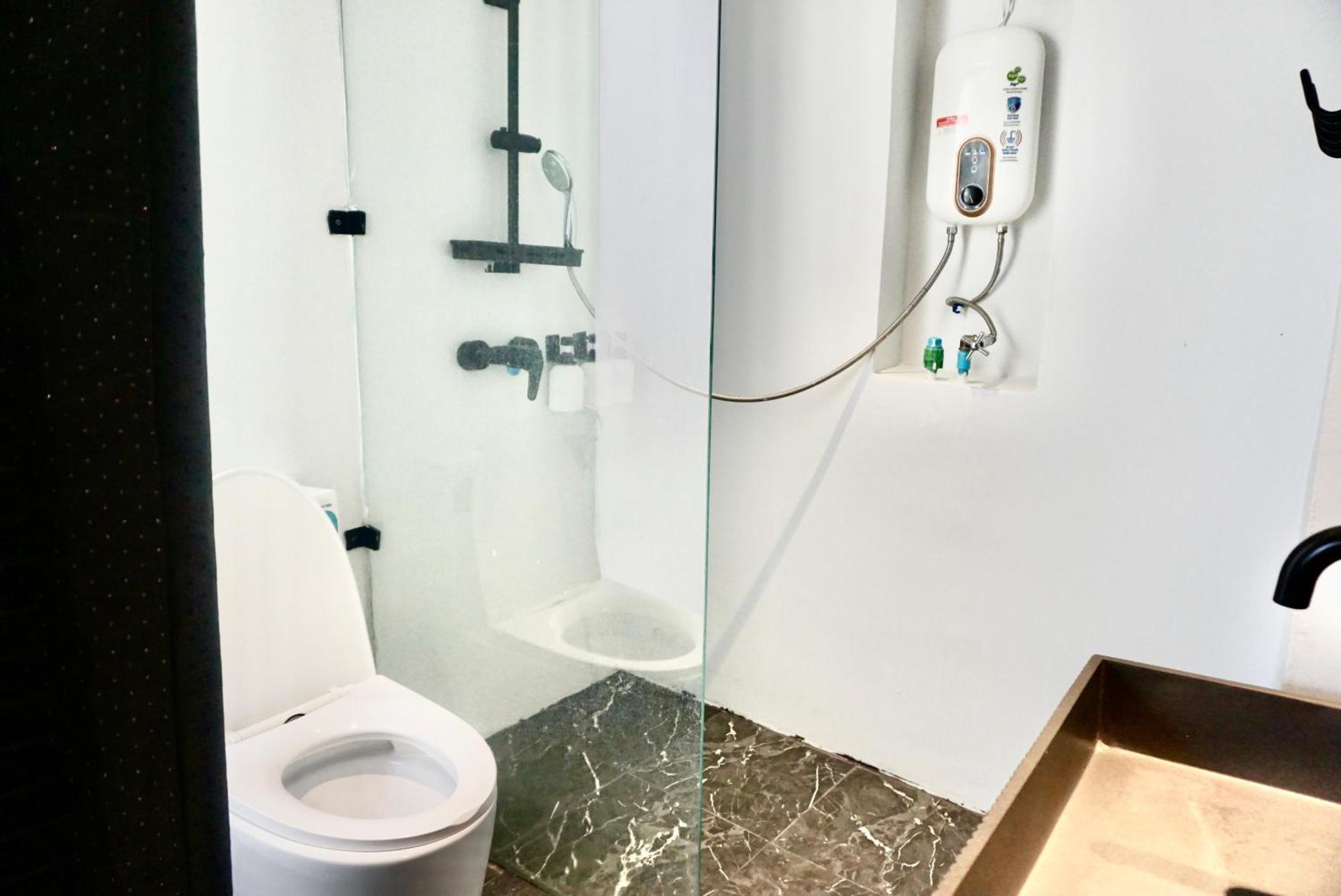 Silom Soi 3 Hash Apartment Hip And Funky With Rooftop View Bangkok Esterno foto