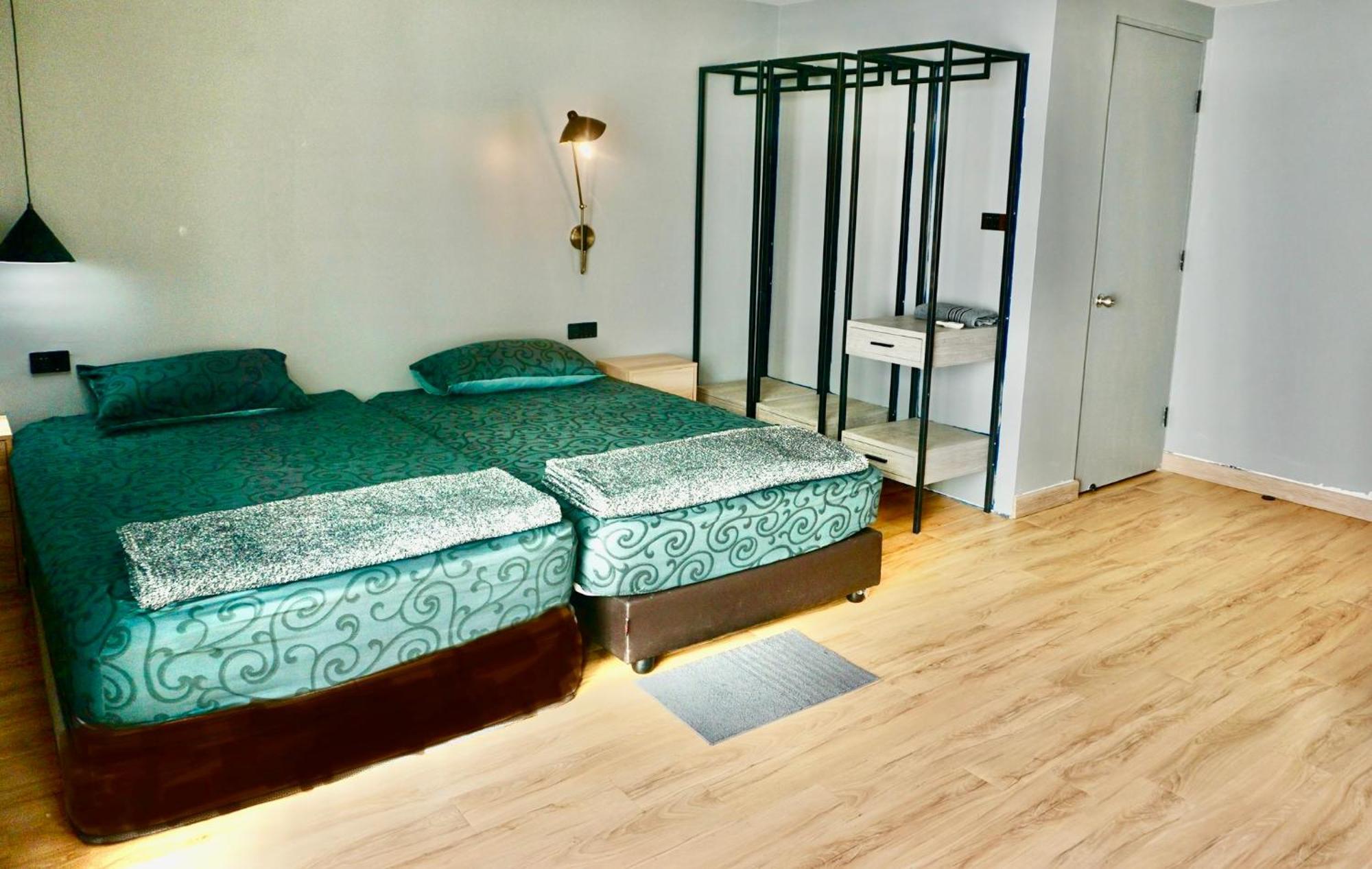 Silom Soi 3 Hash Apartment Hip And Funky With Rooftop View Bangkok Esterno foto